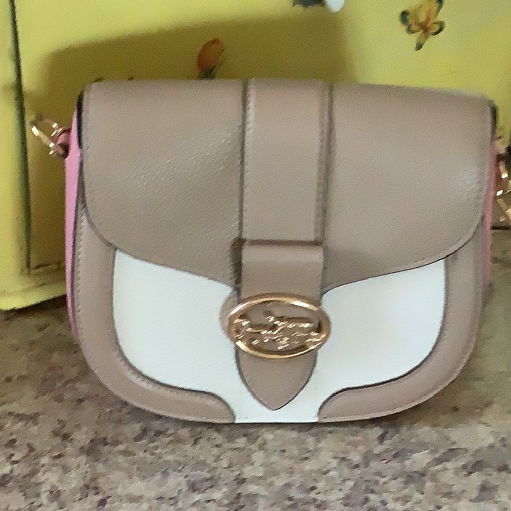 Coach purse. Brand new used once. In perfect condition.